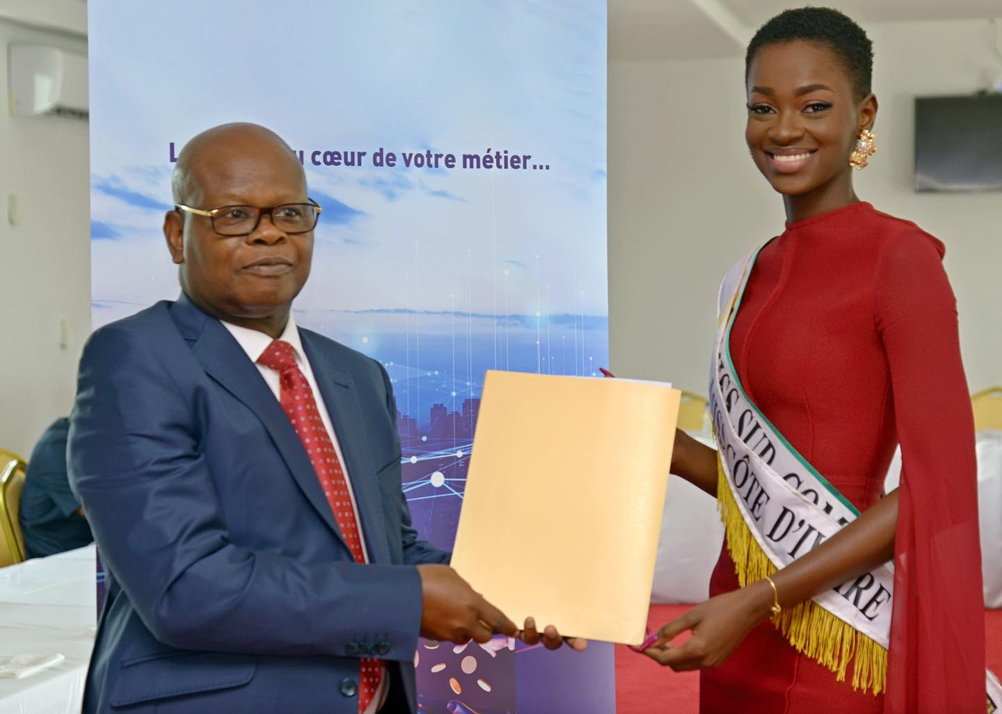 Miss Côte d'ivoire 2022 : Marlène-Kany KOUASSI visite les locaux d’une structure informatique