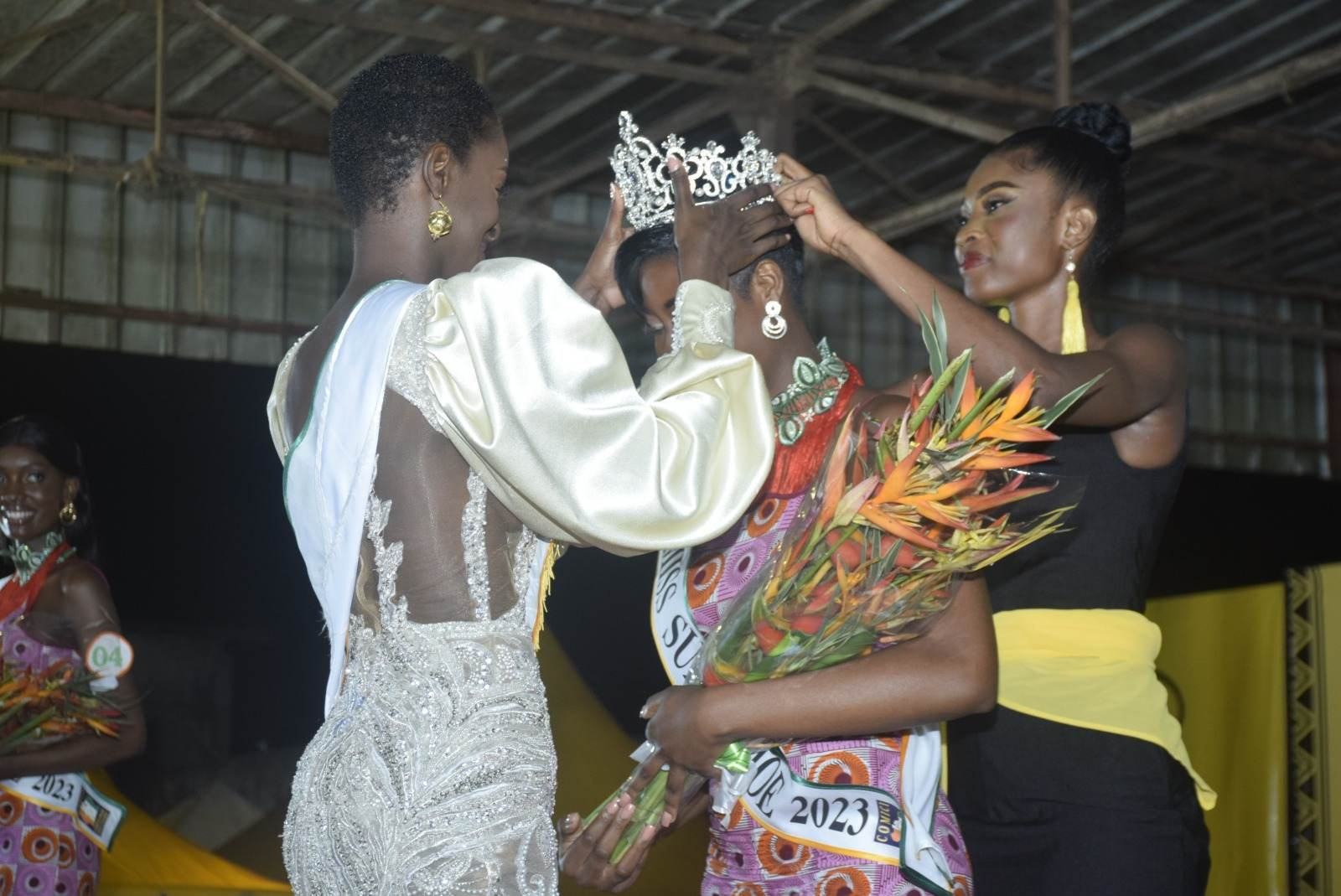 MissCI 2023 Aboisso : Marlène KOUASSI passe sa couronne à CORCHER Meryl-Naomi