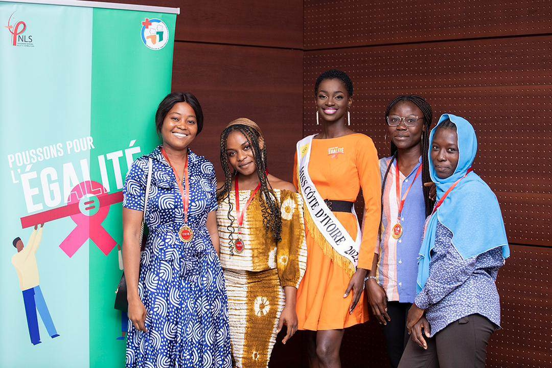 Sensibilisation :Marlene Kouassi témoin  de la remise de lots aux gagnants du jeu « A L’ASSAUT DU SIDA »